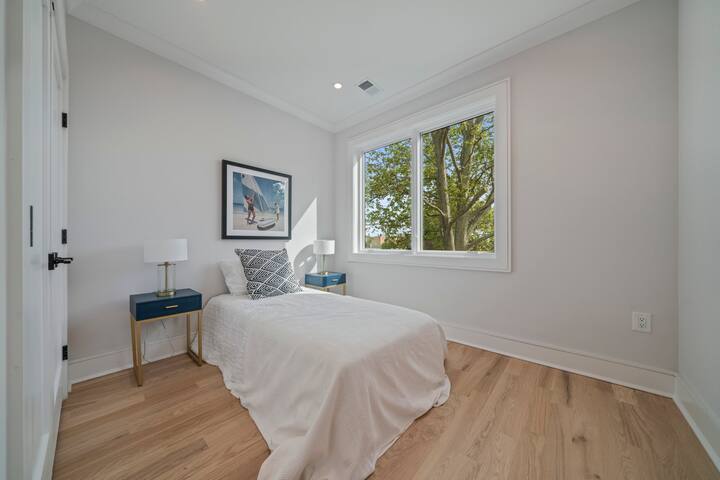Beautiful Modern 4BR Duplex W/Rooftop NYC views gallery image 3