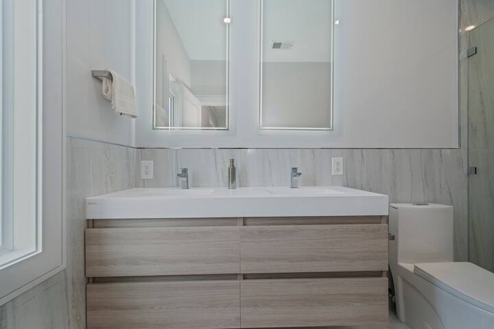 Beautiful Modern 4BR Duplex W/Rooftop NYC views gallery image 5