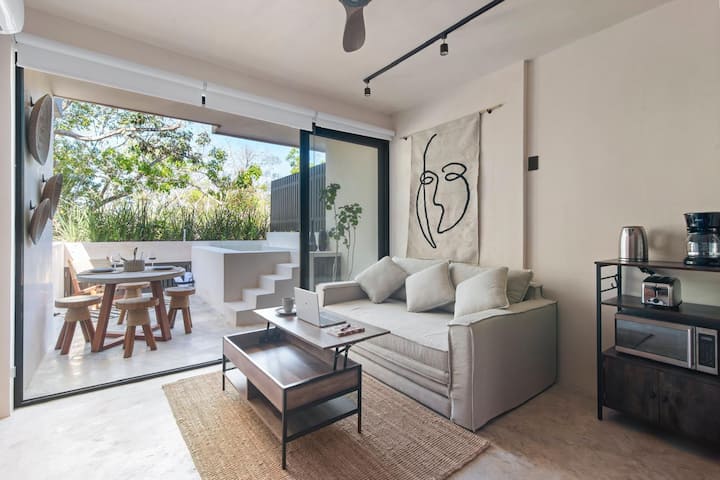 Obývacia izba, kde si môžete oddýchnuť pri sledovaní filmu alebo pohodlne pracovať pri stole / obývacej izbe, kde si môžete oddýchnuť pri sledovaní filmu alebo pohodlne pracovať pri stole.