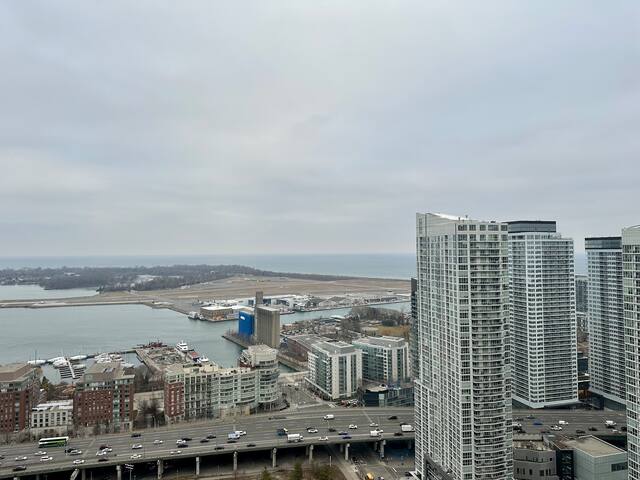 Cityview in the Sky 2Bdrms/2.5Baths 5realbeds gallery image 5