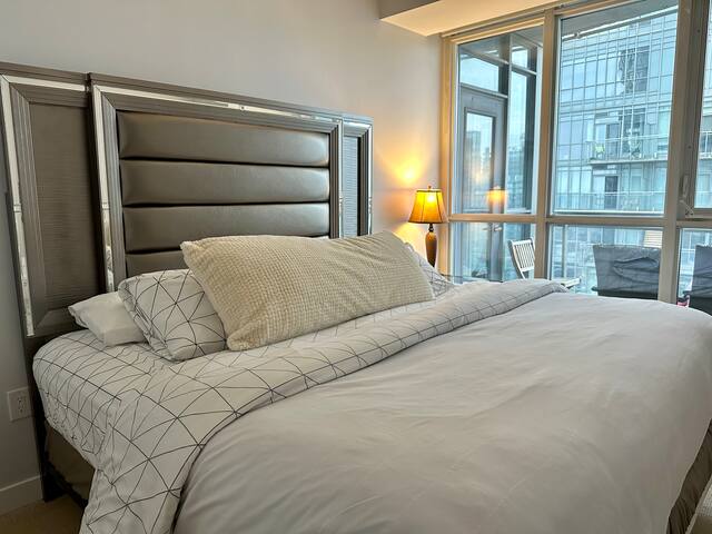 Cityview in the Sky 2Bdrms/2.5Baths 5realbeds gallery image 2