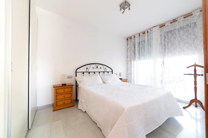 Spálňa s kanapkou s manželskou posteľou 150 osôb. Vstavaný pancier s vešiakmi. Priamy prístup na terasu. 