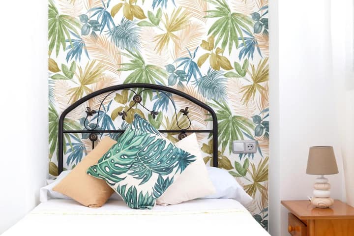 Spálňa s výhľadom do záhrady
a 3 samostatné postele 90 x 190 cm