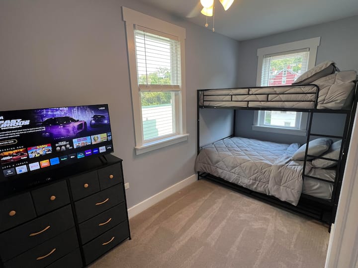 سرير بطابقين مع سريرين كاملين وتلفزيون ذكي