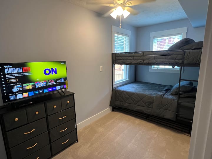 سرير بطابقين مع سريرين كاملين وتلفزيون ذكي 