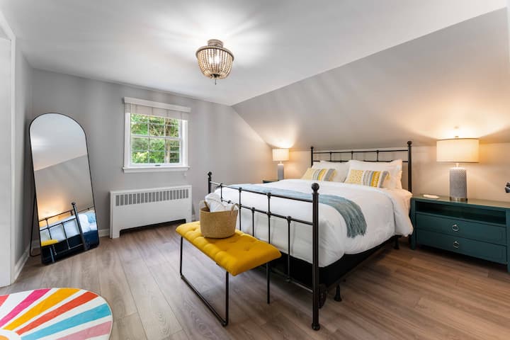 3rd floor bedroom with Queen bed and 2 twin beds