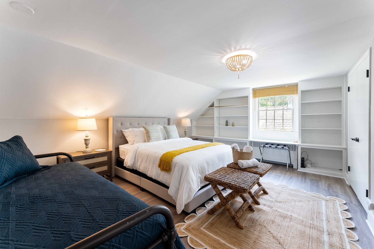 Dhomë gjumi në katin e 3-të me krevat dopio "Queen", krevat dopio dhe kënd zyre