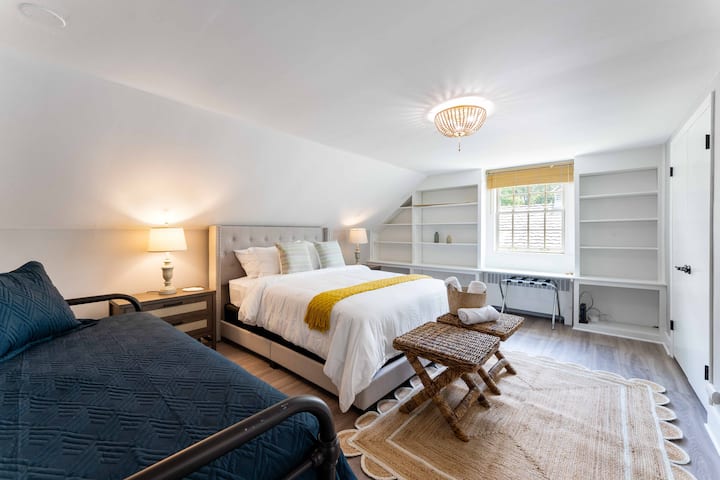 3rd floor bedroom with Queen bed, twin daybed and office nook