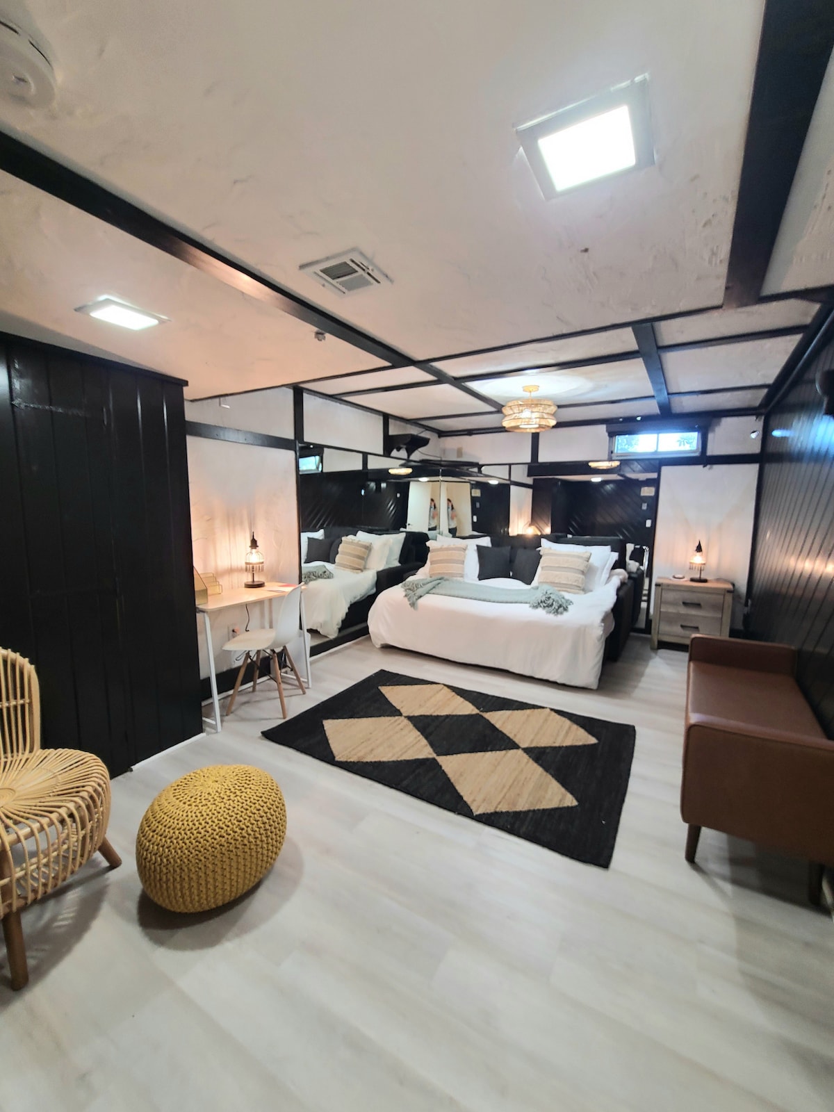 Hapësirë zyre me divan krevat (Queen Short) dhe televizor inteligjent me Netflix falas 