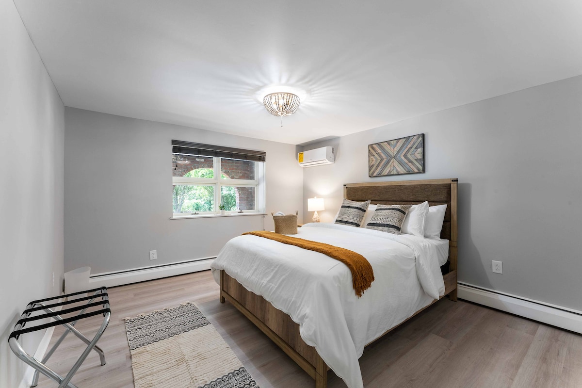 Dhomë gjumi e nivelit të ulët me krevat dopio "queen" 