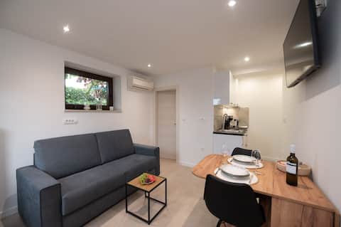 Popular Airbnb listing: Modern 1-Bedroom w/ Private Parking – Walk to Sea in Grad Opatija