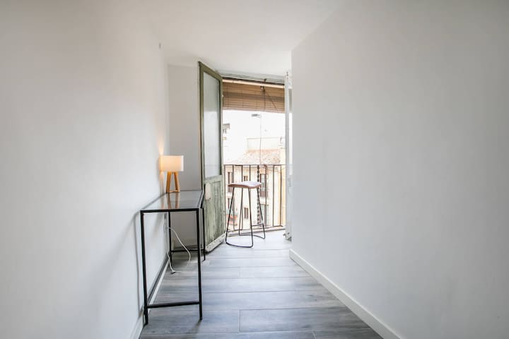 31ARA1092- 3B apartment flat in the Gothic