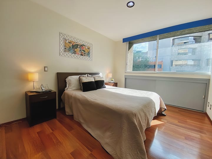 Second bedroom with queen size bed, black out blinds to have an ideal rest. 