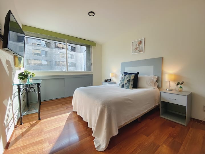 Comfortable room with a double bed and a closet inside. Smart TV screen to enjoy your favorite apps