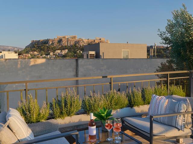 The Acropolis Pathway – Penthouse, jacuzzi & view gallery image 3