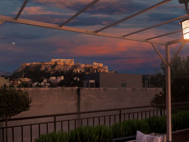 The Acropolis Pathway – Penthouse, jacuzzi & view