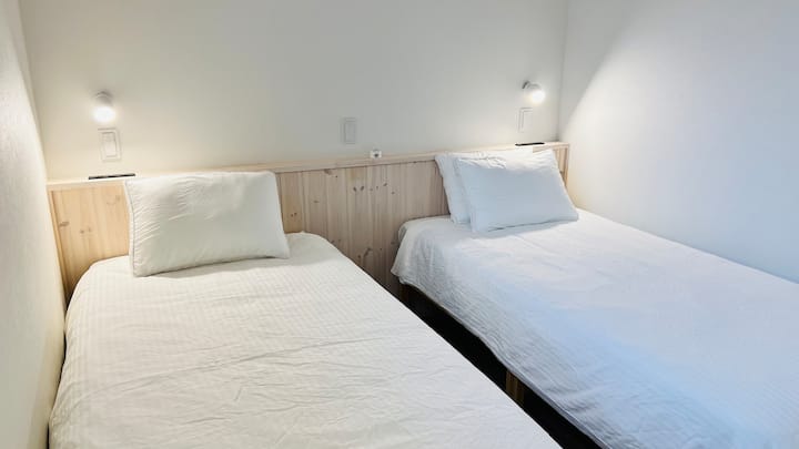 Ორადგილიანი საძინებელი ნელის მატრასით (97x195 სმ) 
Ბალიშის მეშვეობით შეგიძლიათ დატენოთ სმარტფონები, პლანშეტები და ა.შ. (შტეფსელები, USB-C, USB-A პორტები) 