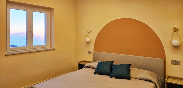 Ova gornja spavaća soba ima svu potrebnu udobnost za luksuzni boravak; ima veliki bračni krevet veličine 180x200. S velikog prozora pruža se pogled koji oduzima dah i osvjetljava prostoriju prirodnim svjetlom.