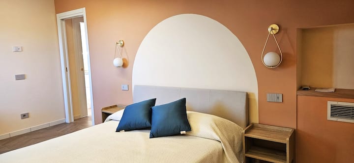 Prostrana i svijetla spavaća soba s udobnim bračnim krevetom, soba je ukusno namještena i ima veliki panoramski prozor s kojeg se pruža pogled koji oduzima dah. S opremljenim prostorom savršen je izbor za opuštanje i rad. 