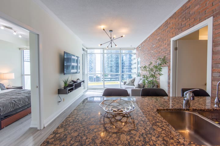 Stylish 3BR + Parking, CN Tower, Scotiabank Arena gallery image 2