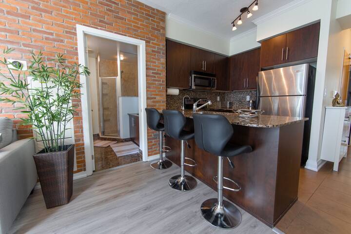 Stylish 3BR + Parking, CN Tower, Scotiabank Arena gallery image 3