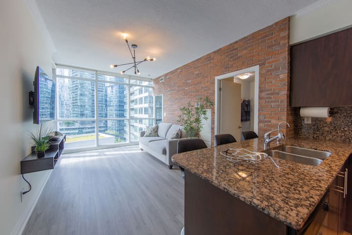 Stylish 3BR + Parking, CN Tower, Scotiabank Arena