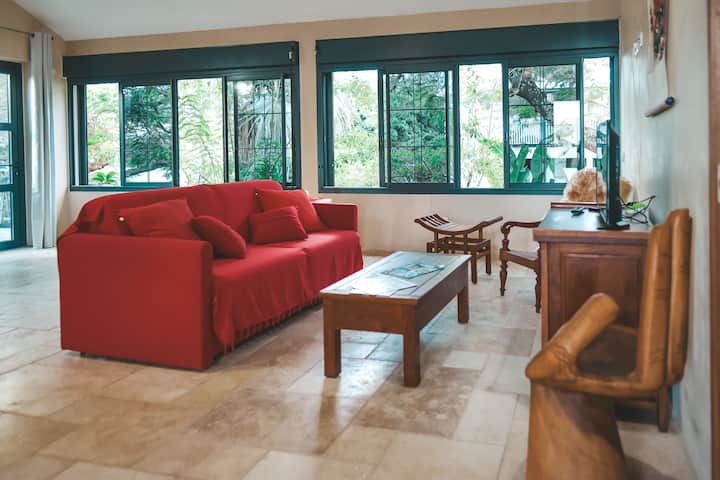 Espace salon spacieux et lumineux , soigneusement décoré et équipé d'une tv écran plat. Canapé droit, convertible en lit double. Différents fauteuils.