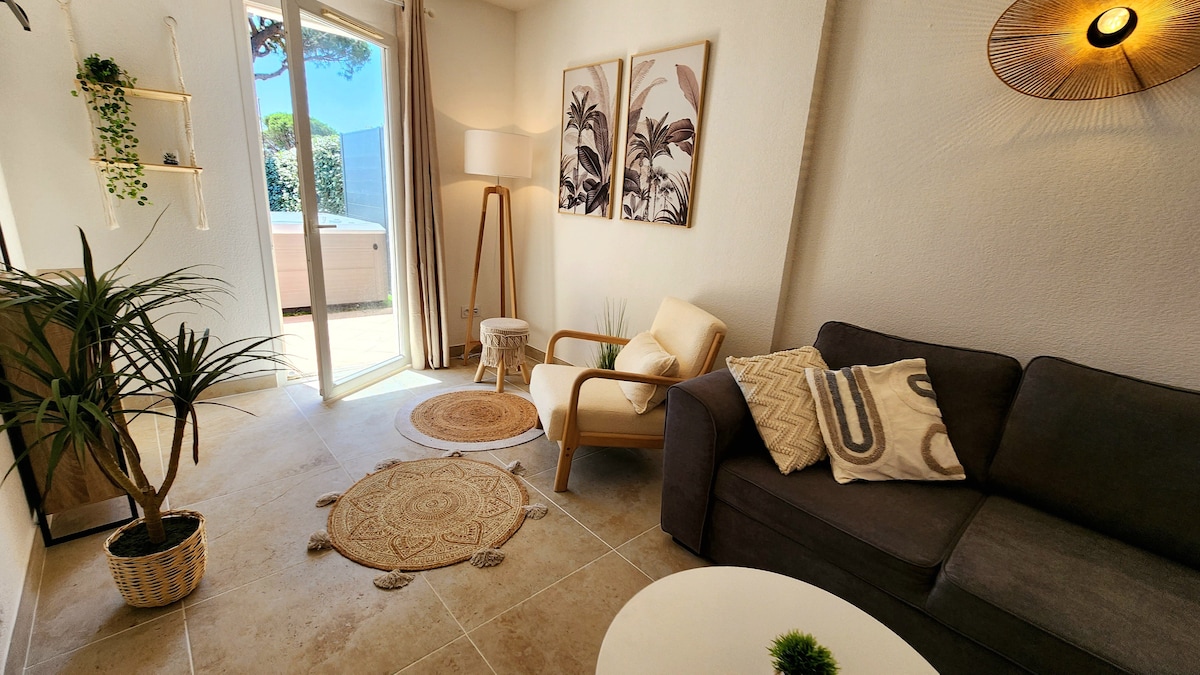 Top Airbnb: Beautiful sea view house with Jacuzzi and pool in Roquebrune Sur Argens