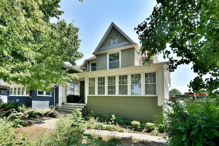 8 Bedroom 8 Beds With 3 Full Bathrooms And Parking - Oak Park, IL