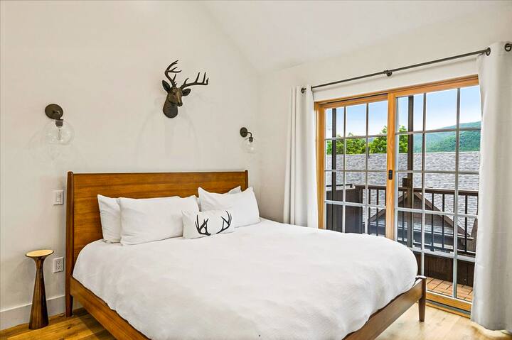 Na katu: spavaća soba s king size krevetom u potkrovlju ima balkon. Druga je spavaća soba povezana s spavaćom sobom s king size krevetom. Kupaonica na katu dijeli se s obje spavaće sobe. Gosti moraju proći kroz spavaću sobu s bračnim krevetom kako bi imali pristup drugoj spavaćoj sobi i kupaonici na katu. 