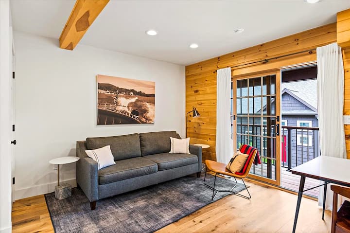 U dnevnom boravku na glavnoj razini nalazi se kauč na razvlačenje.  Klizna vrata vode do terase.