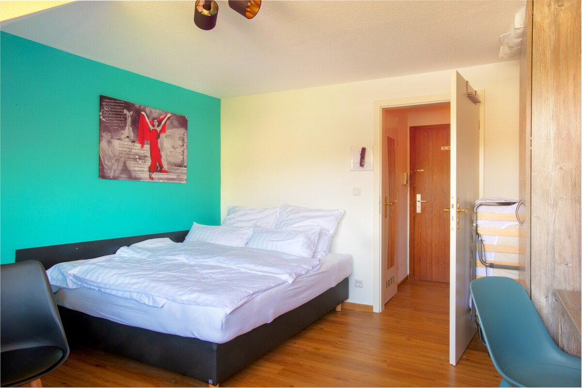 Hay una cama 160x200 para dos personas, además de esto, se puede colocar una cama plegable de 90x200, para que una tercera persona también pueda dormir aquí.