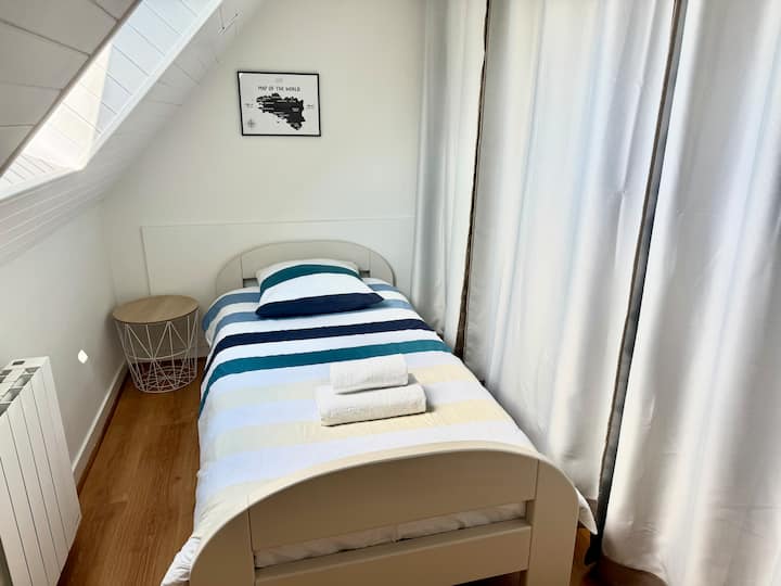 Cama individual 
Cortinas opacas para crear una acogedora zona de noche. 
Tienda en el velux. 