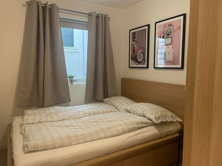 Спалня 2 е обзаведена с легло от 140 см и килер. 