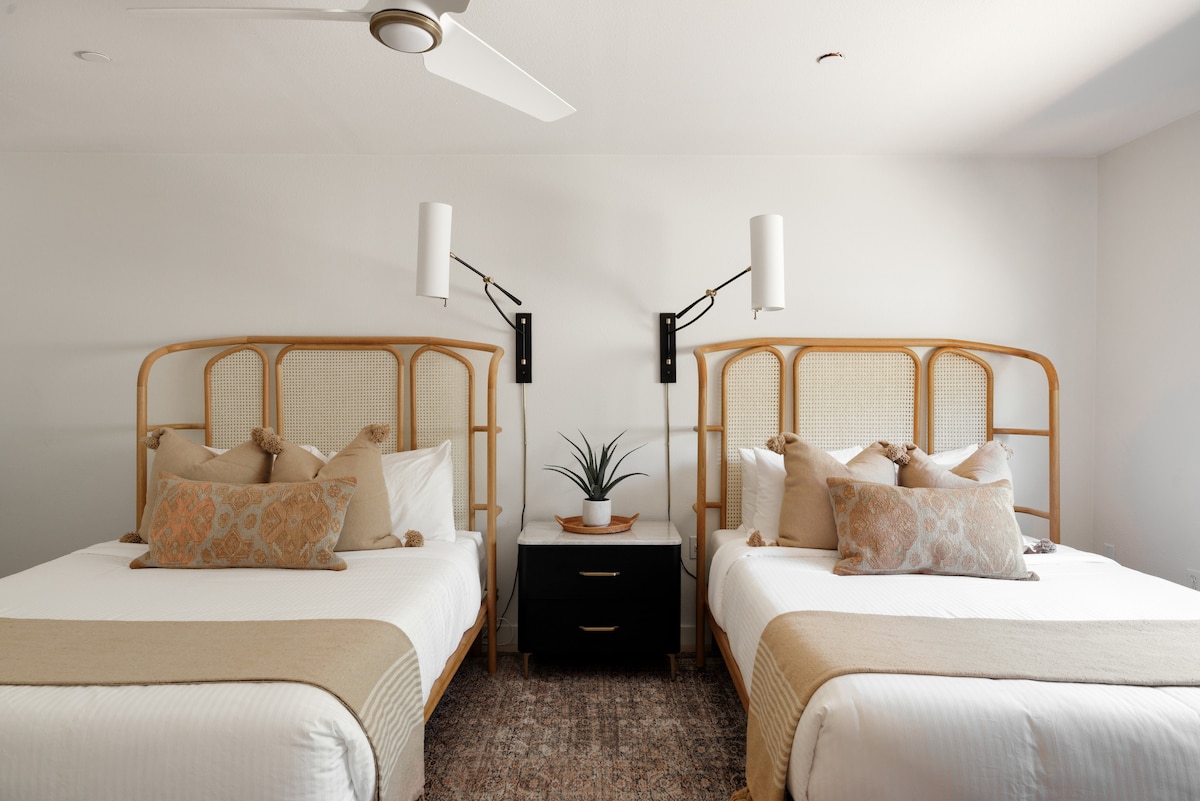 -宁静的双床房，温暖的中性色调和装饰-非常适合家庭或朋友参观亚利桑那州斯科茨代尔-舒适和时尚的宁静沙漠爱彼迎住宿  