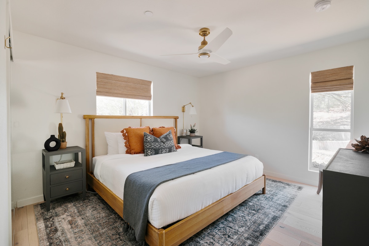 -舒适的卧室，配有豪华床上用品和温暖的色调-宁静的度假胜地，拥有沙漠风光和阳光-完美的斯科茨代尔住宿，让您度过宁静的夜晚