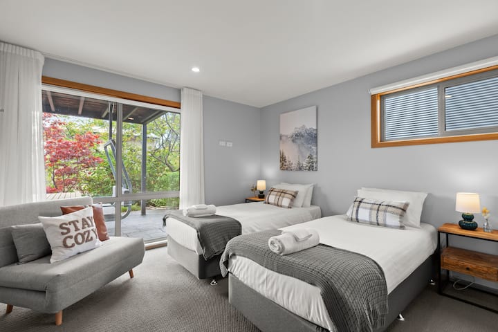 يمكن تجهيز غرفة النوم الثانية الواسعة كسريرين مفردين، أو يمكن ضمهما معًا كسرير كينج كامل. يوجد أيضًا سرير أريكة إضافي قابل للطي في هذه الغرفة. جميع النوافذ بها ستائر عازلة. يتم تدفئة الغرفة في الشتاء بالتدفئة الإشعاعية.