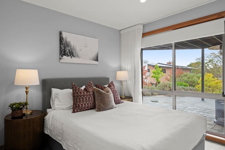 سرير بحجم كوين مع مرتبة مريحة لقضاء ليلة نوم رائعة. تحتوي النوافذ على ستائر عازلة، ويتم تدفئة الغرفة في فصل الشتاء بتدفئة مشعة.