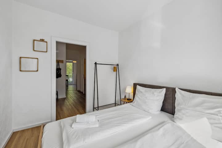 Ასევე, მეორე საძინებელში დაგხვდებათ კომფორტული საწოლი დიდი ზომის (180 × 200 სმ). Ჩვენ უფასოდ ვუზრუნველყოფთ თეთრეულსა და პირსახოცებს.