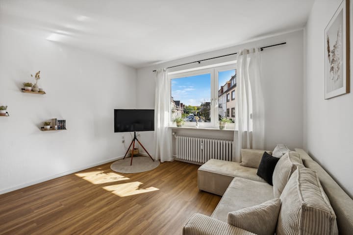 Ნათელი, მყუდრო მისაღები ოთახი დიდი ფანჯრით და დღის სინათლით. Თანამედროვე დიზაინი, კუთხის კომფორტული დივანი და ელეგანტური სმარტ-ტელევიზორი. Ლამაზი ხის ლამინირებული იატაკი, მინიმალისტური დეკორი მცენარეებით, შესანიშნავია განტვირთვისთვის. Მშვიდი მდებარეობა, შესანიშნავი გარემო!