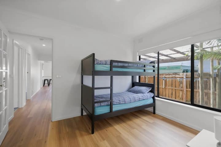 Dhoma e gjumit 4 ndodhet midis kuzhinës dhe dhomës së ndenjjes. Nuk është e mbyllur plotësisht.