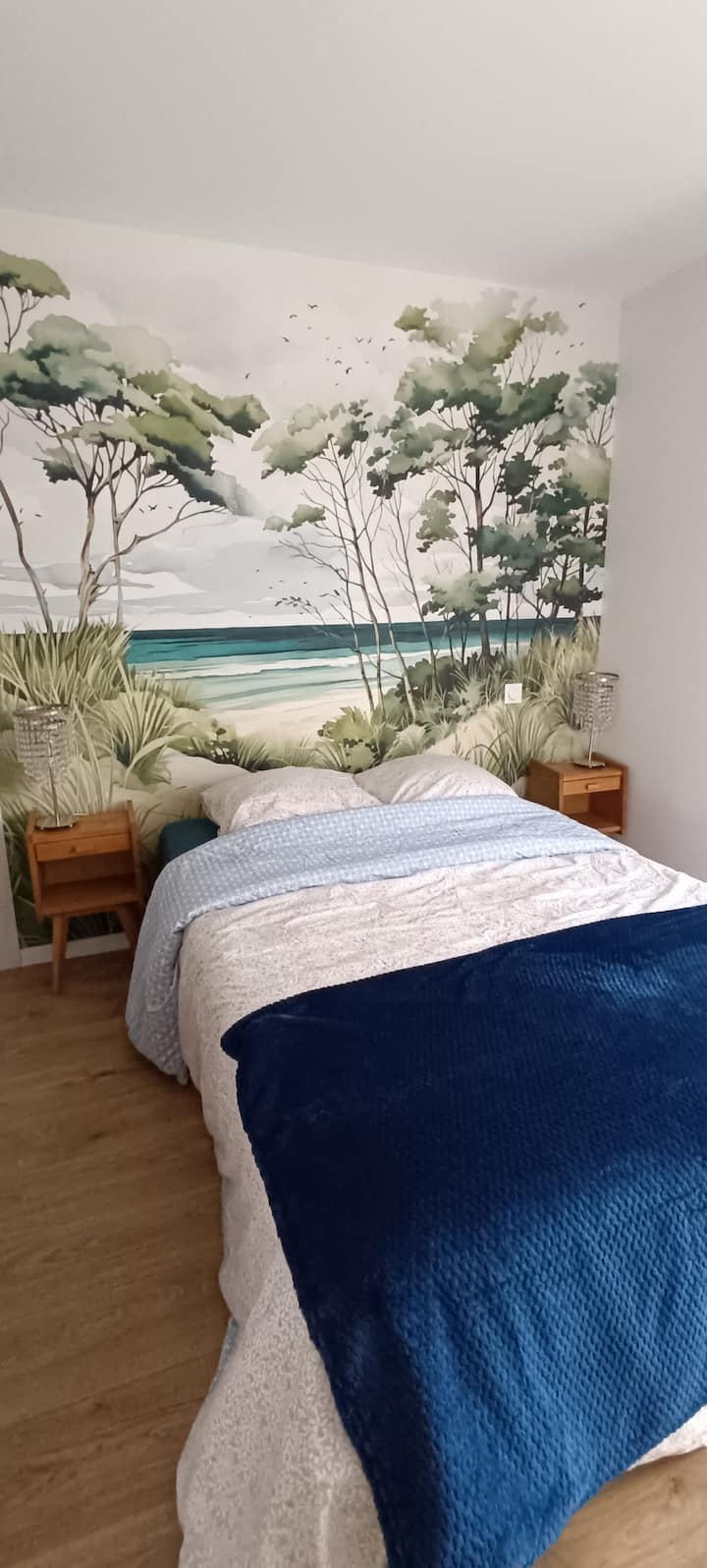 Z tejto peknej izby, ktorá je vybavená veľkým šatníkom, dvoma peknými nočnými stolíkmi a dvoma strelnými lampami, vychádza veľa šarmu. Pohodlná posteľ (140/200)  sa skladá z vreckových pružín.