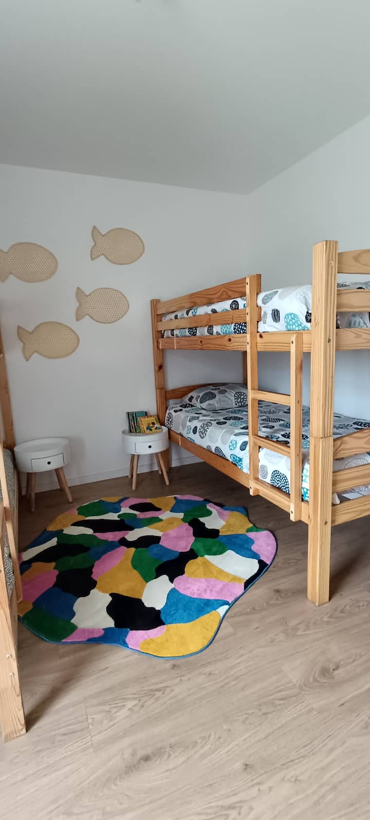 Detská izba je veľmi dobre vybavená, poschodové postele (4), celkom masívna borovicová komoda a množstvo hier a hračiek, ktoré sú k dispozícii pre príjemné chvíle. Dosť na vytvorenie pekných sviatočných spomienok