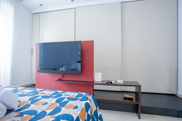 TV od 42 ", usb punjač, ormar s kliznim vratima