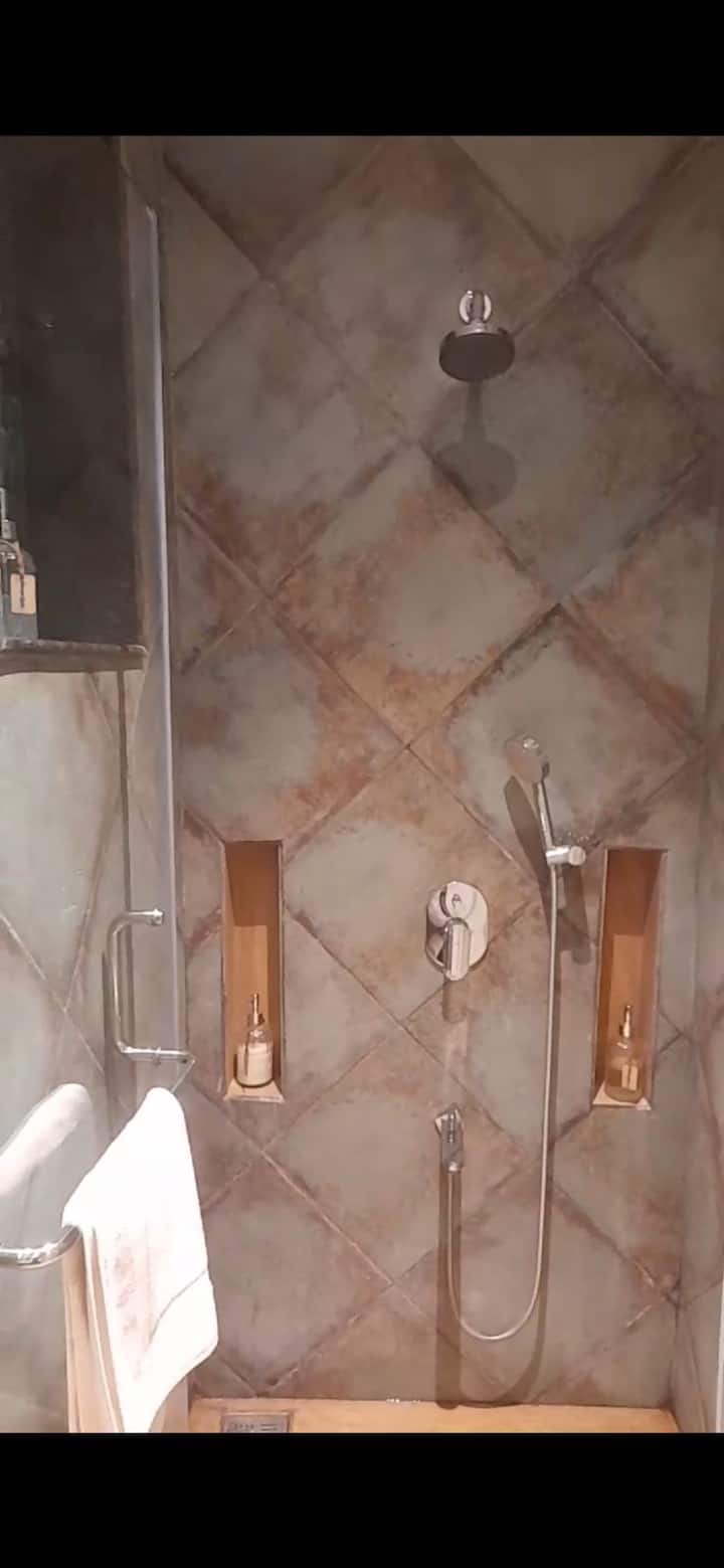 Full bathroom image 2