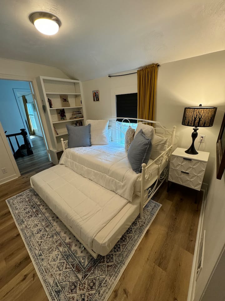 Спална соба - долниот кревет може да се рашири.