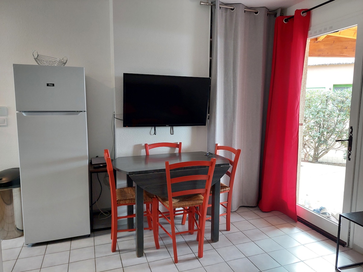 Popular Airbnb listing: Mas, fishermen's island, air-conditioning, by the pond in Le Barcarès