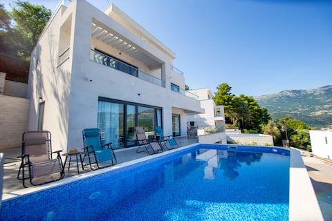Villa Maya (4br villa w/sea view & pool | 8p)