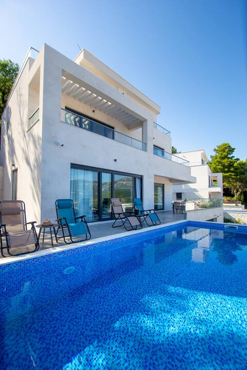 Villa Maya (4br villa w/sea view & pool | 8p)