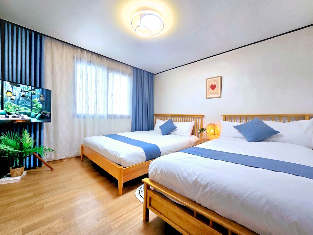 חדר השינה נקי ורגוע עם צבעים רגועים ומסוגננים. להפיג את העייפות מהנסיעה במקום לינה שקט במרכז העיר. שתי מיטות מרווחות (קווין סייז, סופר סינגל) ומצעים לבנים במלון שאינם נחותים למלון 5 כוכבים מוכנים כדי לספק מנוחה נוחה.  יש מקום מול המיטה שבו מטיילים יכולים לפרוס את המזוודות שלהם, והמרחב המסודר הזה הוא המקום המושלם לריפוי. היא מצוידת בטלוויזיה 43 אינץ' ובמזגן.